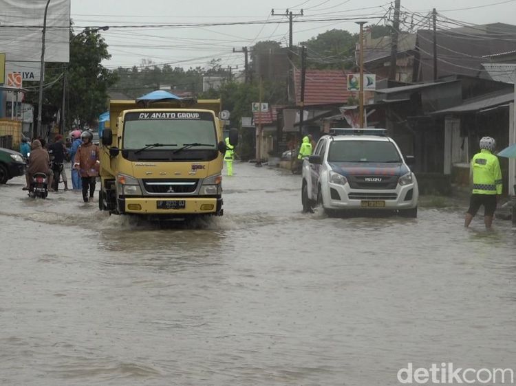 Potret Banjir Majene Sulbar Rendam 2 Kecamatan hingga Jalan Trans Sulawesi