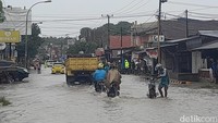 Banjir juga menggenangi jalan sehingga membuat arus lalu lintas di Jalan Trans Sulawesi tersendat. (Abdy Febriady/detik.com)