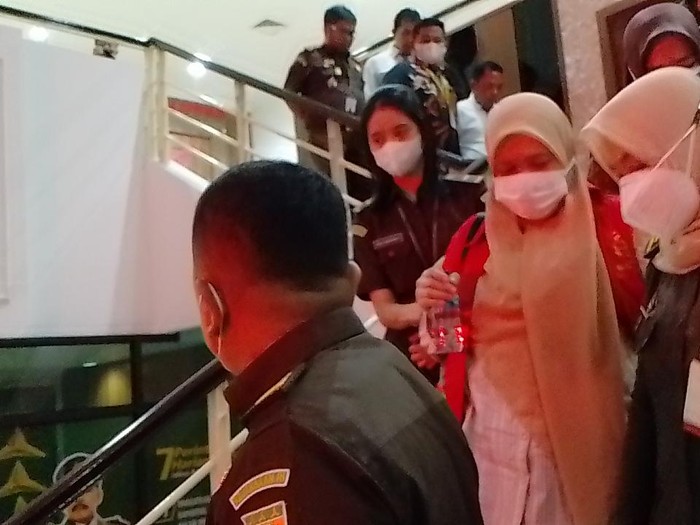 Tersangka korupsi dana BOS SMKN 1 Batam. Alamudin/detikSumut