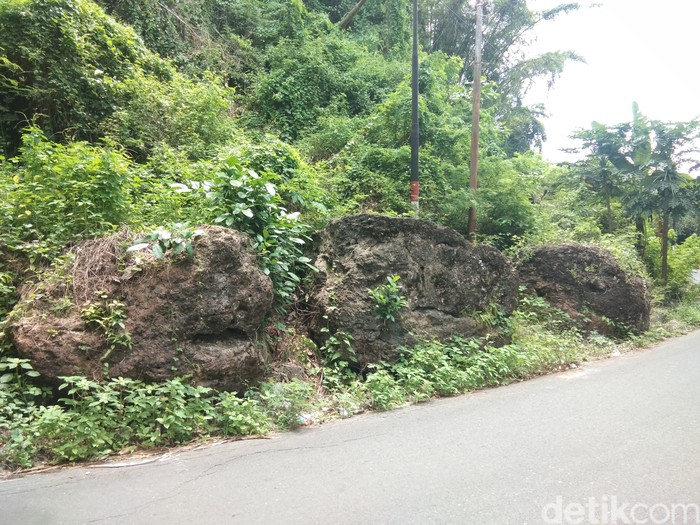 Batua Miana yang dijaga ular hitam raksasa di Kabupaten Polewali Mandar (Polman), Sulawesi Barat (Sulbar).