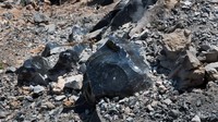 Batu obsidian merupakan gelas vulkanik alami yang terbentuk ketika magma yang dikeluarkan dari gunung api mendingin dengan cepat dengan pertumbuhan kristal yang minimal. (George Rose/Getty Images)