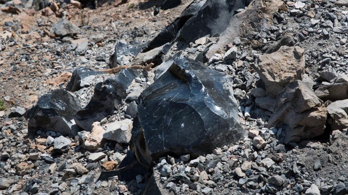 Batu obsidian merupakan gelas vulkanik alami yang terbentuk ketika magma yang dikeluarkan dari gunung api mendingin dengan cepat dengan pertumbuhan kristal yang minimal.