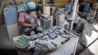Seorang Pengrajin Abraham Jimenez, membuat patung dari batu obsidian di Teotihuacan, Meksiko, 20 Februari 2021 . Abraham adalah seorang pengrajin, yang mendedikasikan diri untuk produksi figur pra-Hispanik yang terbuat dari obsidian. (Ricardo Castelan Cruz/Getty Images)