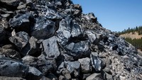 Pemandangan pegunungan batu obsidian yang terlihat di Big Obsidian Flow, Bend, Oregon, 9 Agustus 2021. Monumen Nasional Vulkanik Nasional Newberry mencakup 54.000+ hektar danau, aliran lava, dan fitur geologis yang spektakuler. (George Rose/Getty Images)