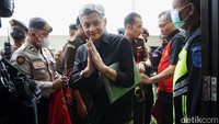 Brigjen Hendra memasuki ruang sidang setelah melepas rompi tahanan. Dia sempat memberikan salam sebelum memasuki ruang sidang.