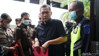 Sama seperti Brigjen Hendra, Kombes Agus juga melepas rompi tahanan sebelum memasuki ruang sidang.