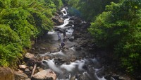 Pemandangan dari atas memperlihatkan sungai Lubuk Kijo, Nagari Kasang, Kabupaten Padang Pariaman, Sumatera Barat, Rabu (26/10/2022).