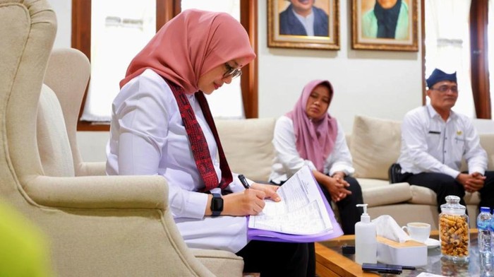 Bupati Ipuk Didatangi Petugas Sensus Regsosek di Rumahnya