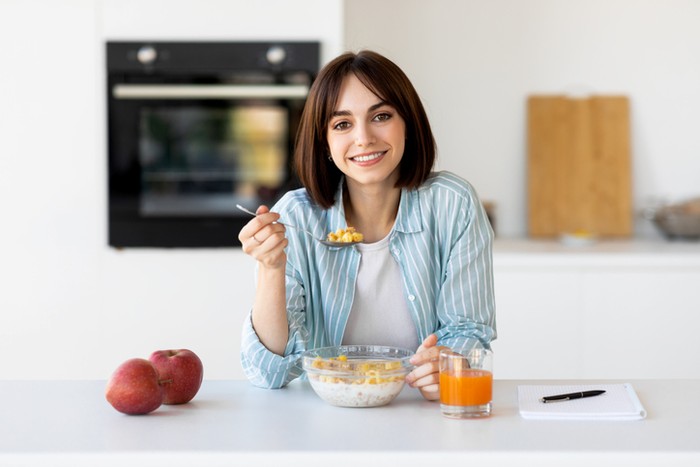 Bye Perut Buncit! Contek 7 Kebiasaan Sarapan dari Pakar Ini