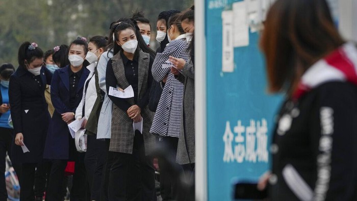 China Mulai Berikan Vaksin COVID-19 Hirup, Cocok Buat yang Takut Suntik In this photo taken from video released by Shanghai Media Group, a medical worker hands over aerosolised COVID vaccine developed by Chinese biopharmaceutical company CanSino Biologics Inc. in Shanghai on Wednesday, Oct. 26, 2022. The Chinese city of Shanghai started administering the inhalable COVID-19 vaccine on Wednesday in what appears to be a world first. (Shanghai Media Group via AP)