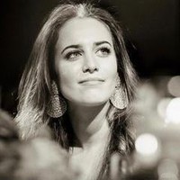 Sebagai anak pengusaha dan pemilik F1, kehidupannya tentu dekat dengan kendaraan-kendaraan mewah. Tak hanya mobil, ia juga terlihat menikmati liburan dengan pesawat jet dan yacht.Foto: Instagram Chloe Stroll