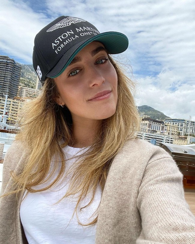 Ia sendiri sampai saat ini belum terjun di dunia F1 atau usaha ayahnya. Selain pemilik sebagian F1, Lawrence Stroll adalah executive chairman dari Aston Martin Lagonda sedangkan saudaranya, Lance Stroll, adalah pembalap F1.Foto: Instagram Chloe Stroll