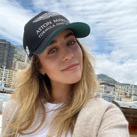 Ia sendiri sampai saat ini belum terjun di dunia F1 atau usaha ayahnya. Selain pemilik sebagian F1, Lawrence Stroll adalah executive chairman dari Aston Martin Lagonda sedangkan saudaranya, Lance Stroll, adalah pembalap F1.Foto: Instagram Chloe Stroll