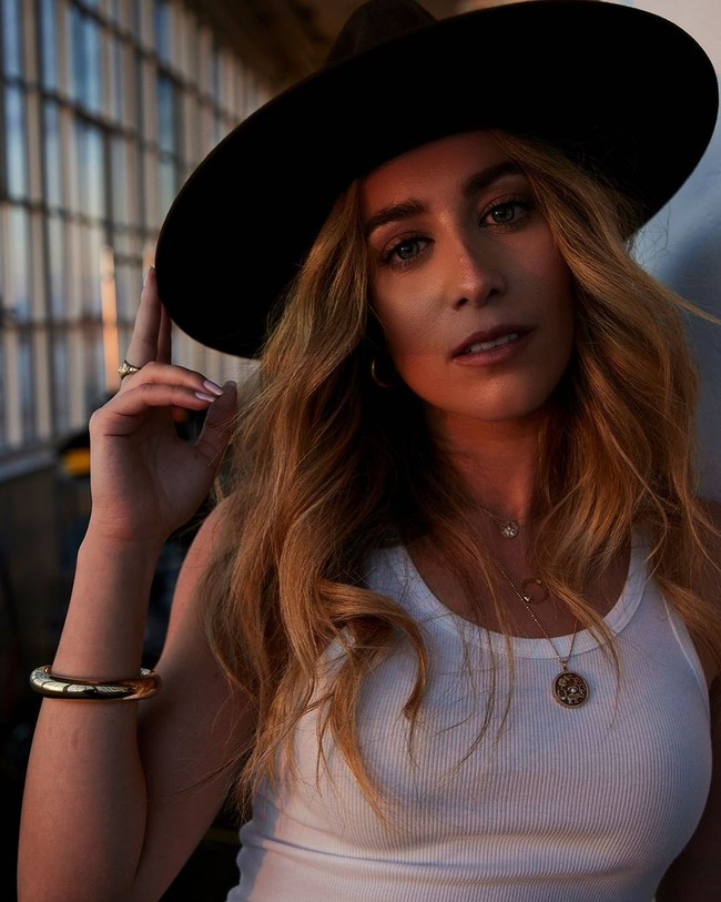 Chloe Stroll adalah salah satu pewaris dari F1 yang sebagian dimiliki oleh ayahnya, Lawrence Stroll. Dilihat dari berbagai postingannya di Instagram, wanita 27 tahun tidak asing dengan gaya hidup mewah. Foto: Instagram Chloe Stroll