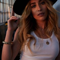 Chloe Stroll adalah salah satu pewaris dari F1 yang sebagian dimiliki oleh ayahnya, Lawrence Stroll. Dilihat dari berbagai postingannya di Instagram, wanita 27 tahun tidak asing dengan gaya hidup mewah. Foto: Instagram Chloe Stroll