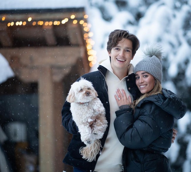 Tahun lalu, pewaris tersebut jadi perbincangan ketika dilamar di Swiss setelah dua tahun berpacaran dengan atlet Olimpiade asal Australia, Scotty James. Mereka dikenalkan oleh kakak Chloe yang merasa mereka cocok dan harus menikah. Foto: Instagram Chloe Stroll