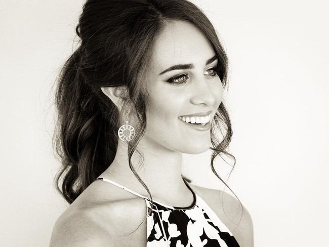 Hubungan ayah dan ibu Chloe sendiri sayangnya tidak bertahan. Setelah bercerai, ayahnya menikah dengan desainer Raquel Diniz yang menjadi langganan selebriti dan anggota kerajaan.Foto: Instagram Chloe Stroll