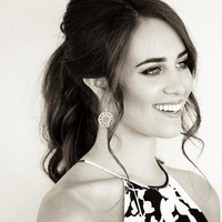 Hubungan ayah dan ibu Chloe sendiri sayangnya tidak bertahan. Setelah bercerai, ayahnya menikah dengan desainer Raquel Diniz yang menjadi langganan selebriti dan anggota kerajaan.Foto: Instagram Chloe Stroll