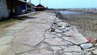 Namun, kondisinya saat ini, bibir pantai, TPU dan tambak sudah hilang, bahkan jalan raya di depan kantor desa tersebut juga sebagian telah tergerus abrasi.