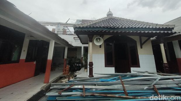 Dua atap ruang kelas SDN Pancoranmas 3 Depok yang atapnya roboh diperbaiki. Guru senang lantaran sudah 6 bulan belum ada perbaikan signifikan. (Dwi Rahmawati/detikcom)