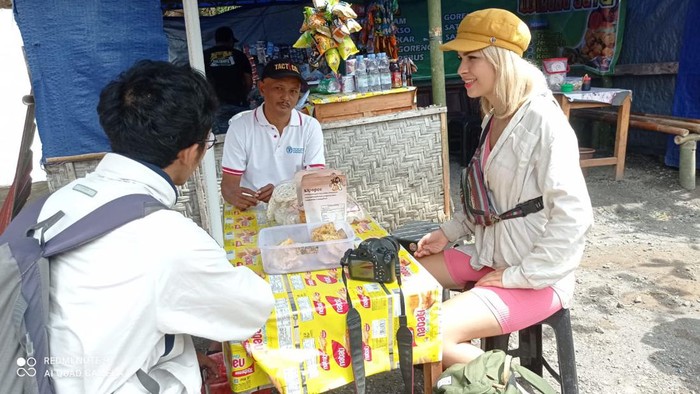 Beberapa wisatawan Eropa datang ke Desa Balerante, Kecamatan Kemalang.