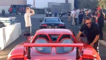 Aktor Fast and Furious Paul Walker hendak menaiki mobilnya sebelum terjadi kecelakaan yang merengut nyawanya. Foto: Boredpanda