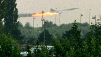 Salah satu mesin jet Concorde milik maskapai Prancis terbakar beberapa saat seelah lepas landas, 25 Juli 2000. Pesawat tujuan New York, Amerika Serikat itu lalu jatuh dan menabrak sebuah hotel serta menewaskan 113 penumpang dan awaknya. Foto: Boredpanda
