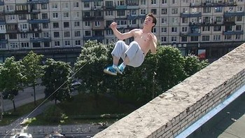 Ini menjadi momen lompatan terakhir Pavel Kashin pada 2013. Atlet parkour asal St. Petersburg, Rusia ini kehilangan keseimbangan setelah melakukan lompatan ke belakang. Di tergelincir dari lantai 16 dan tewas seketika. Foto: Boredpanda