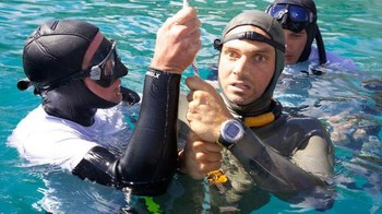 Nicholas Mevoli setelah free dive terakhirnya. Dia mencoba menyelam sedalam 236 kaki. Dia menyelesaikan penyelaman, muncul ke permukaan, memberi tanda Ok, mencoba berbicara, dan kemudian pingsan. Dia tidak pernah sadar kembali dan meninggal pada hari yang sama karena edema paru Foto: Boredpanda