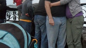 Keluarga mengambil momen-momen terakhir dalam hidup Ayano Tokumasu, wanita berbaju merah di belakang. Perempuan berusia 20 Tahun itu  melompat keluar pagar pembatas di Air Terjun Niagara yang menyebabkan nyawanya melayang. Foto: Boredpanda