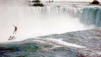 Robert Overcracker, seorang stunt man profesional, mengemudikan jet ski di atas air terjun Niagara sebagai aksi meningkatkan kepedulian terhadap tunawisma pada 1995. Foto ini dijepret tepat saat parasutnya gagal digunakan yang menyebabkan kematian Robert. Foto: Boredpanda