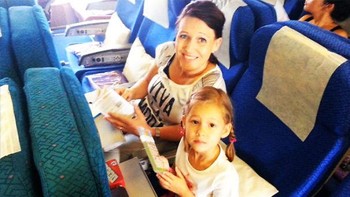 Dave Hally mengabadikan momen terakhir istri dan putrinya yang berusia 4 tahun di dalam pesawat Malaysia Airlines MH-17, sebelum lepas landar pada Februari 2014. Beberapa jam kemudian, saat memasuki wilayah udara Ukraina pesawat itu hancur diterjang rudal. Sebanyak 283 penumpang dan 15 awak tewas  Foto: Boredpanda  