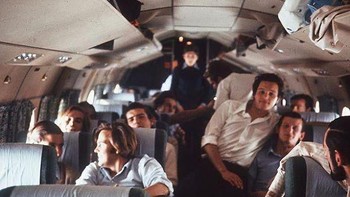 Momen terakhir sebelum maskapai Uruguay 571 jatuh di Andes pada 13 Oktober 1972. Sebanyak 27 dari 45 penumpang selamat tapi kemudian beberapa di antara mereka saling mengkanibal untuk mempertahankan hidup. Sebanyak 16 dari 27 orang diselamatkan 72 hari kemudian.  Foto: Boredpanda  