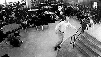 Foto CCTV ini memperlihatkan aksi heroik William Dave Sanders. Dia membimbing lebih dari 100 siswa keluar dari kafetaria selama pembantaian Columbine High School. Sedihnya dia tertembak dua kali dan nyawanya tidak terselamatkan. Foto: Boredpanda