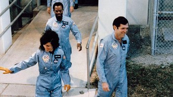 Tujuh awak pesawat ulang-alik Challenger sesaat sebelum meluncur ke angkasa pada 28 Januari 1986. Challenger meledak setelah 73 detik mengudara dan menewaskan semua awak.  Foto: Foto: Boredpanda
