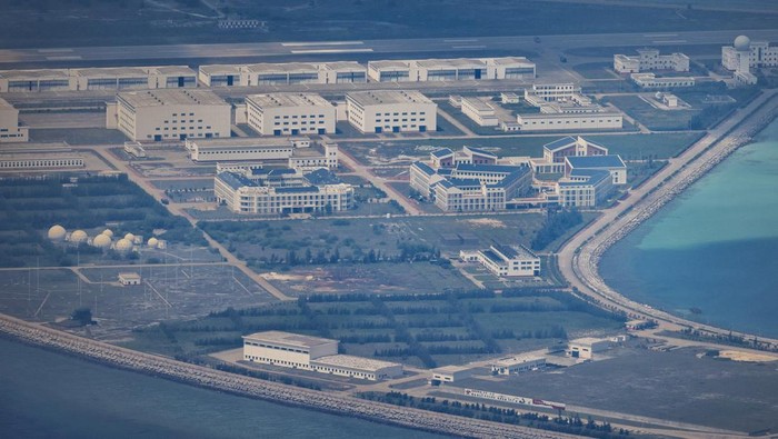 Foto Udara Pulau Buatan China di Laut China Selatan Bangunan dan struktur terlihat di pulau buatan yang dibangun oleh China di Mischief Reef, Kepulauan Spratly, Laut China Selatan, Rabu (25/10/2022). China semakin menegaskan klaim kepemilikannya atas pulau-pulau yang disengketakan di Laut China Selatan dengan meningkatkan ukuran pulau secara artifisial.