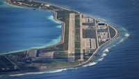 Sebuah lapangan terbang, bangunan dan struktur terlihat di pulau buatan yang dibangun oleh China di Mischief Reef, Kepulauan Spratly, Laut China Selatan, Rabu (25/10/2022).  