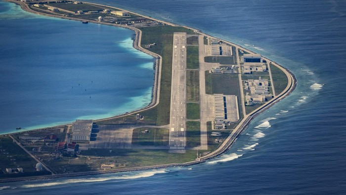 Sebuah lapangan terbang, bangunan dan struktur terlihat di pulau buatan yang dibangun oleh China di Mischief Reef, Kepulauan Spratly, Laut China Selatan, Rabu (25/10/2022).