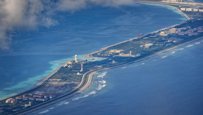 Bangunan dan struktur terlihat di pulau buatan yang dibangun oleh China di Mischief Reef, Kepulauan Spratly, Laut China Selatan, Rabu (25/10/2022).