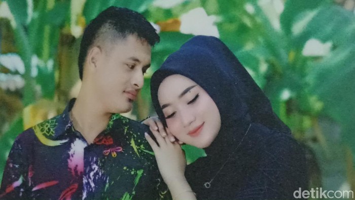 Foto Yeni Inka bersama suami Briptu Khrisna Shakti yang terpapang di dinding rumah kedua orangnya di Desa Pilang, Kecamatan Randublatung, Kabupaten Blora.