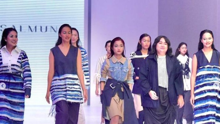 Fuji dan Thariq Halilintar Fuji tampil di Jakarta Fashion Week.