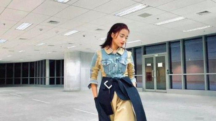 Fuji tampil di Jakarta Fashion Week.