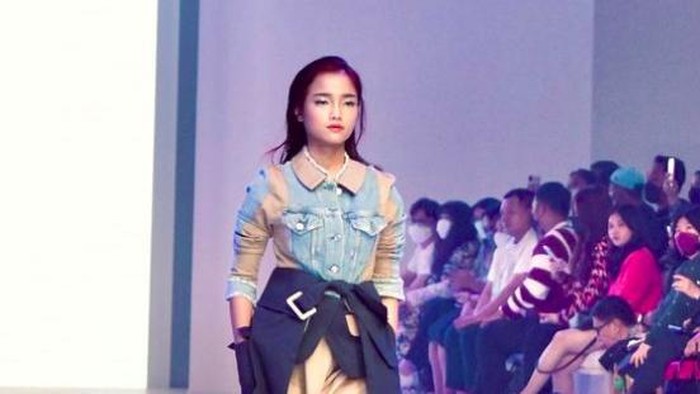 Fuji tampil di Jakarta Fashion Week.