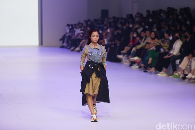 Fuji membawakan koleksi Rinda Salmun yang bertajuk Voyage. Desainer Rinda Salmun mengolah beragam jenis limbah yang cocok untuk dijadikan pakaian. Konsep tema kehidupan pelaut atau biasanya disebut sebagai Nautical Life, menjadi fokus estetika dalam koleksi ini. Foto: Agung Pambudhy/Detikcom.