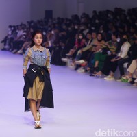 Fuji membawakan koleksi Rinda Salmun yang bertajuk Voyage. Desainer Rinda Salmun mengolah beragam jenis limbah yang cocok untuk dijadikan pakaian. Konsep tema kehidupan pelaut atau biasanya disebut sebagai Nautical Life, menjadi fokus estetika dalam koleksi ini. Foto: Agung Pambudhy/Detikcom.
