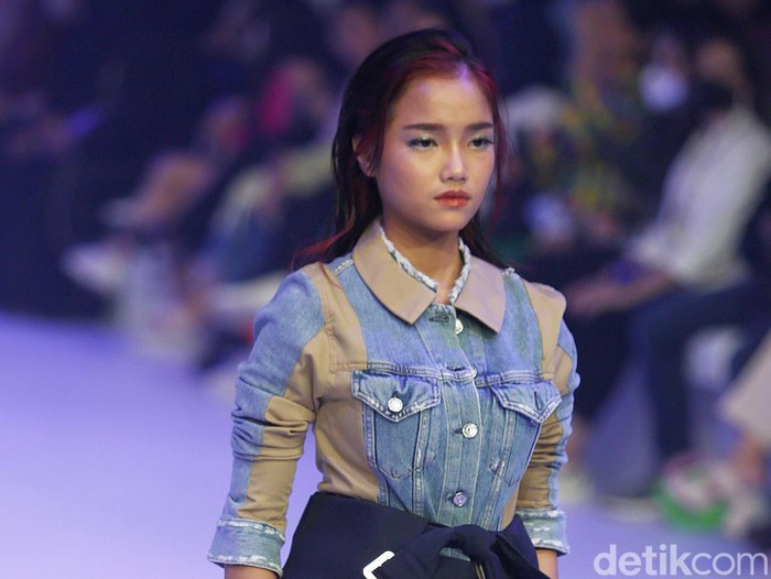 Fujianti Utami Putri pertama kali model dan catwalk di Jakarta Fashion Week 2023.