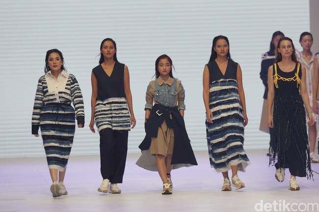 Fuji menjadi muse brand Rinda Salmun bersama Nindy dan jebolan Asian Next Top Model, kakak beradik Valeri dan Veronika saat Jakarta Fashion Week 2023.  Foto: Agung Pambudhy/Detikcom.
