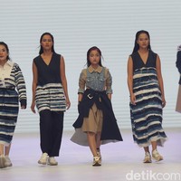 Fuji menjadi muse brand Rinda Salmun bersama Nindy dan jebolan Asian Next Top Model, kakak beradik Valeri dan Veronika saat Jakarta Fashion Week 2023.  Foto: Agung Pambudhy/Detikcom.