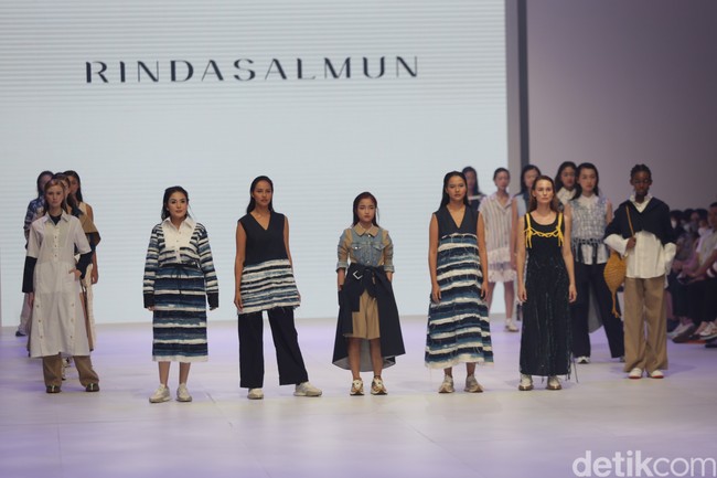 Kekasih Thariq Halilintar ini juga menanggapi komentar warganet yang menyebutkan ia tidak menjalani latihan untuk catwalk. Aku jadi muse ya guys bukan modelnya. Aku nggak ngerti juga jelasinnya sih ya tapi kalau model yang pasti sudah professional dan nggak mungkin aku jadi model, aku cuman 153 cm gais, kata Fuji. Foto: Agung Pambudhy/Detikcom.