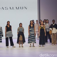 Kekasih Thariq Halilintar ini juga menanggapi komentar warganet yang menyebutkan ia tidak menjalani latihan untuk catwalk. Aku jadi muse ya guys bukan modelnya. Aku nggak ngerti juga jelasinnya sih ya tapi kalau model yang pasti sudah professional dan nggak mungkin aku jadi model, aku cuman 153 cm gais, kata Fuji. Foto: Agung Pambudhy/Detikcom.